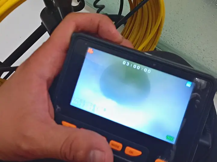 Monitor mostrando a imagem interna de um cano durante a vídeo inspeção